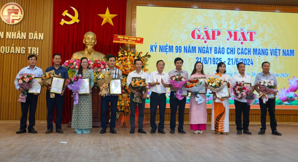 Trưởng Ban Tuy&ecirc;n gi&aacute;o Tỉnh ủy Hồ Đại Nam trao giải B Giải B&aacute;o ch&iacute; tỉnh lần thứ VII cho c&aacute;c t&aacute;c giả, nh&oacute;m t&aacute;c giả - Ảnh: L.T